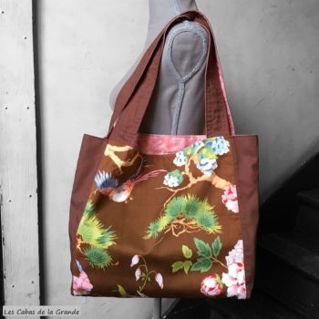 Composition florale, motifs japonisants de fleurs et d'oiseaux en bleu, rose et vert sur fond brun olive.