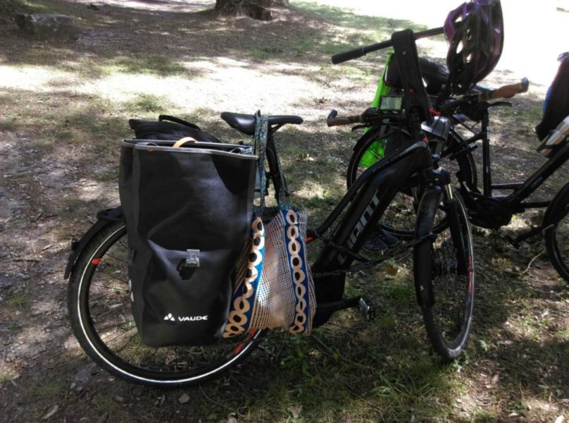 De la création, du vintage, du fait main. Les sacs des Cabas de la Grande vus au quotidien, portés et photographiés par leurs acheteurs.