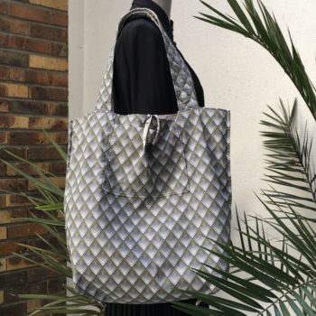 Sac cabas design pour femme, doublure art déco Patou en gris, blanc, noir et jaune.