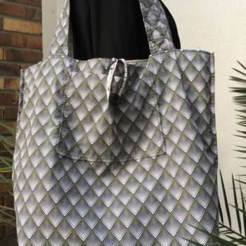 Sac cabas design pour femme, doublure art déco Patou en gris, blanc, noir et jaune, détail et poche.