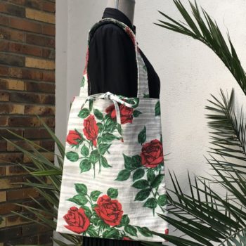 Imprimé vintage de roses rouges et feuillage vert sur fond blanc et gris