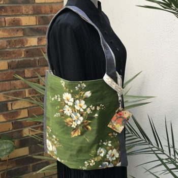 Touraine totebag fourni avec dragonne en tissu et crochet pivotant au fermoir de griffe de homard