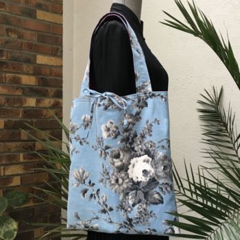 Sac cabas souple en tissu avec poche intérieure plaquée et fermé par liens à nouer