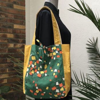 Sac cabas souple en tissu avec poche intérieure plaquée et fermé par liens à nouer