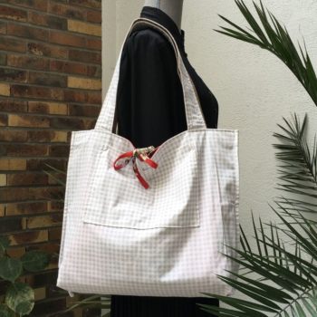 Cabas en tissu à imprimé vintage, Agathe, fait main en France. Verso, doublure et poche intérieure.