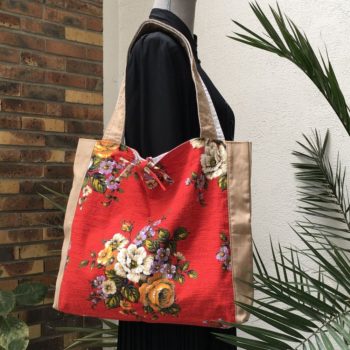 Cabas en tissu à imprimé vintage, Agathe, fait main en France. Imprimé fleuri dans les tons mauves, blancs, beiges et oranges, feuillages verts. Création Beldecor, garanti air lumière lavable. Recto face B.