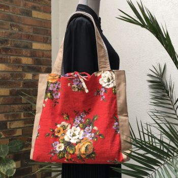 Cabas en tissu à imprimé vintage, Agathe, fait main en France. Imprimé fleuri dans les tons mauves, blancs, beiges et oranges, feuillages verts. Création Beldecor, garanti air lumière lavable. Recto face A.