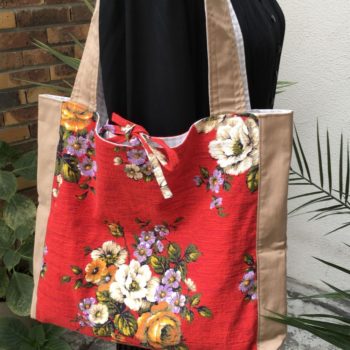 Cabas en tissu à imprimé vintage, Agathe, fait main en France. Imprimé fleuri dans les tons mauves, blancs, beiges et oranges, feuillages verts. Création Beldecor, garanti air lumière lavable. Recto face A, détail et lien.