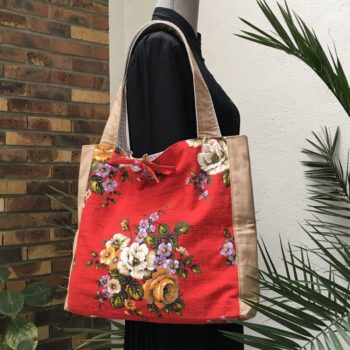 Sac cabas porté épaule, Agathe, fait main en France. Imprimé fleuri dans les tons mauves, blancs, beiges et oranges, feuillages verts. Création Beldecor, garanti air lumière lavable. Recto face A.