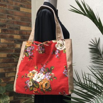 Sac cabas porté épaule, Agathe, fait main en France. Imprimé fleuri dans les tons mauves, blancs, beiges et oranges, feuillages verts. Création Beldecor, garanti air lumière lavable. Recto face B.