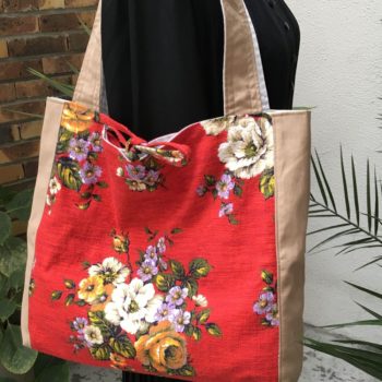 Sac cabas porté épaule, Agathe, fait main en France. Imprimé fleuri dans les tons mauves, blancs, beiges et oranges, feuillages verts. Création Beldecor, garanti air lumière lavable. Recto face B, détail et lien.