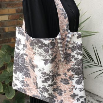 Cabas avec imprimé de roses en gris sur fond blanc et beige