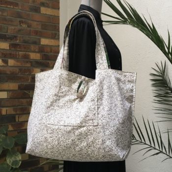 Cabas en toile vintage peinte à la main. Verso, la doublure, et poche intérieure.