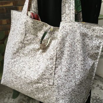 Cabas en toile vintage peinte à la main. Verso, la doublure, et poche intérieure. Détail de la poche et du bouton sous un autre angle.