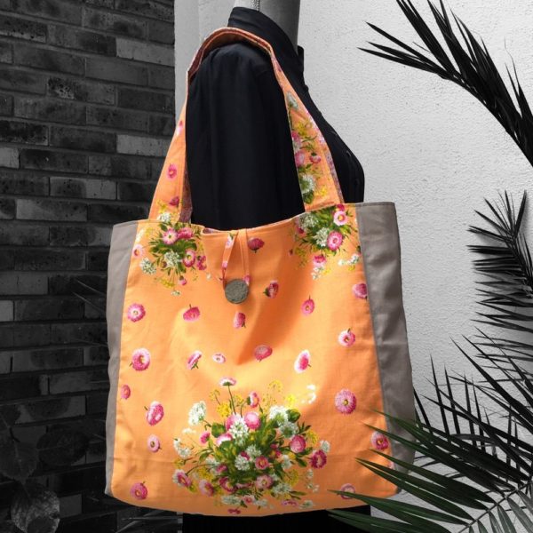 Grand cabas fleuri orange, en tissu vintage de 1966, Pâquerettes, dessin de Pascaline Villon, Romanex de Boussac. Recto face A, avec bouton.