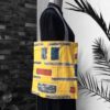 Sac souple porté épaule, imprimé graphique, dessins en noir rouge bleu brun gris sur fond jaune moutarde.
