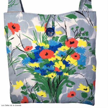 Sac fleuri, fleurs stylisées. Au recto le totebag présente une toile de coton texturé (barkcloth), un imprimé de bouquets de fleurs stylisées en rouge bleu jaune vert sur fond blanc et gris. Recto face A.