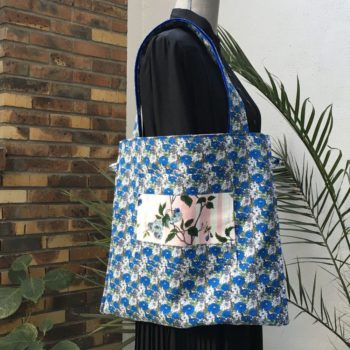 Sac en tissu de style bohème chic, Bazoches par Romanex de Boussac, dessin de Pascaline Villon, 1960s. Verso, doublure et poche intérieure.