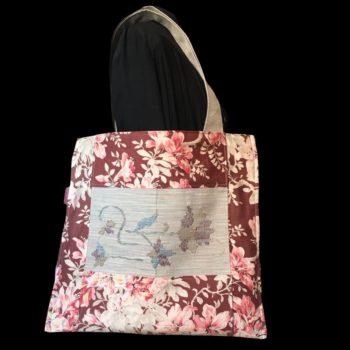 Totebag réalisé dans un obi beige rosé, ceinture de kimono traditionnelle brodée, doublé d'une toile vintage rouge bordeaux, recto face B avec broderie.