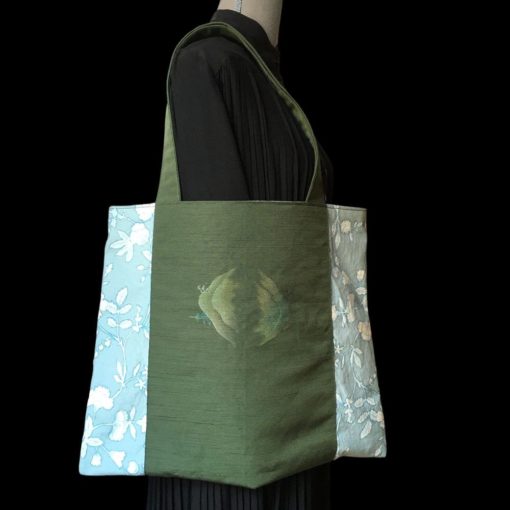 Totebag réalisé dans un obi vert, ceinture de kimono traditionnelle brodée, doublé d'une toile vintage bleue, face A