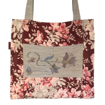 Totebag réalisé dans un obi beige rosé, ceinture de kimono traditionnelle brodée, doublé d'une toile vintage rouge bordeaux, recto face B avec broderie.