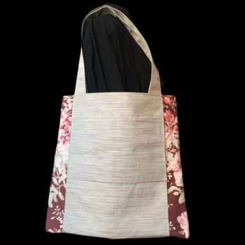 Totebag réalisé dans un obi beige rosé, ceinture de kimono traditionnelle brodée, doublé d'une toile vintage rouge bordeaux, verso face A avec poche.