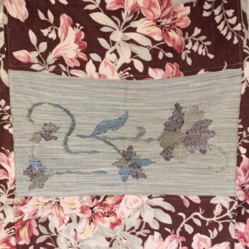 Totebag réalisé dans un obi beige rosé, ceinture de kimono traditionnelle brodée, doublé d'une toile vintage rouge bordeaux, détail de la broderie