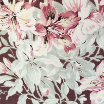 Toile vintage tissu ancien, imprimé de fleurs grimpantes en vert pâle et rose sur fond lie de vin / brun rouge (pomme brûlée), détail.