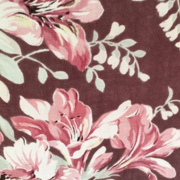 Toile vintage tissu ancien, imprimé de fleurs grimpantes en vert pâle et rose sur fond lie de vin / brun rouge (pomme brûlée), détail.