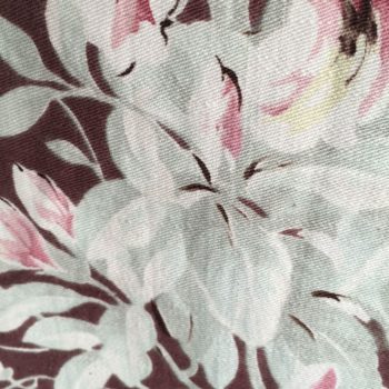 Toile vintage tissu ancien, imprimé de fleurs grimpantes en vert pâle et rose sur fond lie de vin / brun rouge (pomme brûlée), détail.