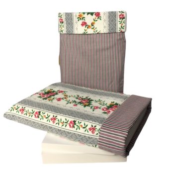 Couvre livre en tissu upcyclé, imprimé de guirlandes de fleurs disposées en bandes verticales, et doublure à fines rayures verticales en rose, blanc et gris / kaki. Les deux exemplaires sont présentés recto et verso, la housse est doublée et réversible.