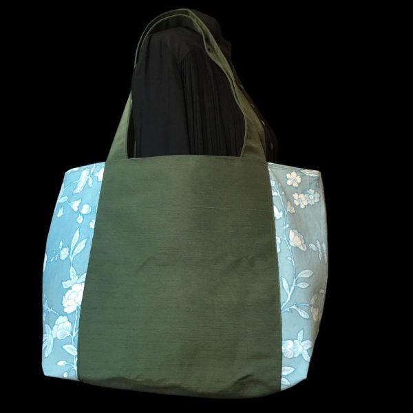 Grand cabas réalisé dans un obi vert, ceinture de kimono traditionnelle brodée, doublé d'une toile vintage bleue, face B