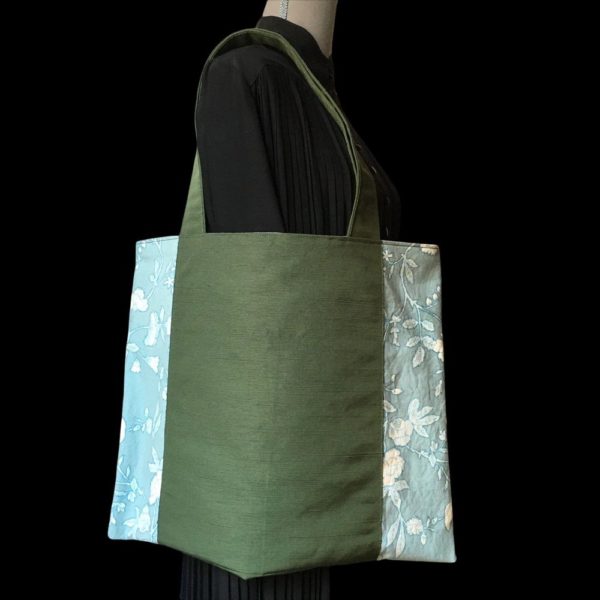 Totebag réalisé dans un obi vert, ceinture de kimono traditionnelle brodée, doublé d'une toile vintage bleue, face B