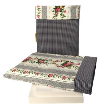 Housse à livres en tissu upcyclé, imprimé de guirlandes de fleurs disposées en bandes verticales, et doublure à motif vichy, carreaux en bleu et gris. Les deux exemplaires sont présentés recto et verso, la housse est doublée et réversible.