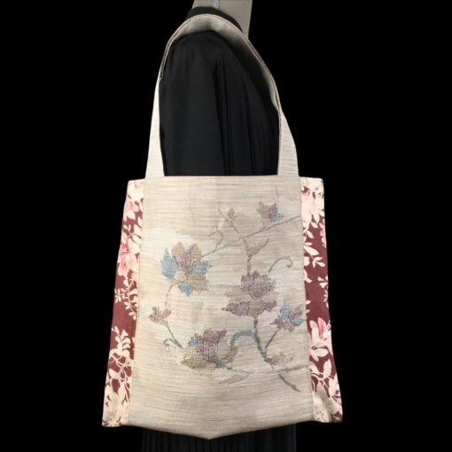 Totebag réalisé dans un obi beige rosé, ceinture de kimono traditionnelle brodée, doublé d'une toile vintage rouge bordeaux, face A