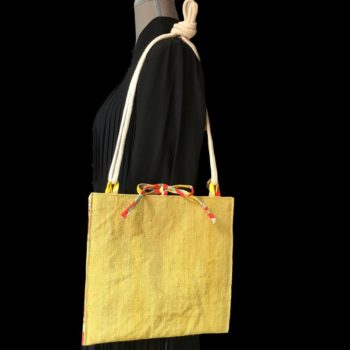 Sacoche en ceinture de kimono vintage. Au recto le sac présente une toile vintage en coton ou lin, au tissage rustique, un ancien obi japonais. Exemplaire 1, recto face B.