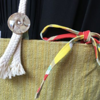 Sacoche en ceinture de kimono vintage. Au recto le sac présente une toile vintage en coton ou lin, au tissage rustique, un ancien obi japonais. Détail du bouton en bakélite.