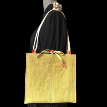 Sac bandoulière en obi japonais et tissu vintage. Au recto le sac présente une toile vintage en coton ou lin, au tissage rustique, une ancienne ceinture de kimono (obi) japonaise. Exemplaire 3, recto face B.