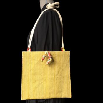 Sac bandoulière en obi japonais et tissu vintage. Au recto le sac présente une toile vintage en coton ou lin, au tissage rustique, une ancienne ceinture de kimono (obi) japonaise. Exemplaire 2, recto face B.