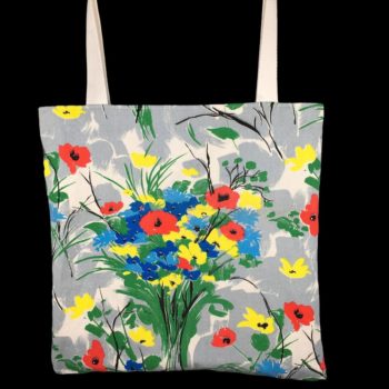 Totebag fleuri, à dessin de fleurs stylisées. Au recto le sac présente une toile de coton texturé (barkcloth), un imprimé de bouquets de fleurs stylisées en rouge bleu jaune vert sur fond blanc et gris.
