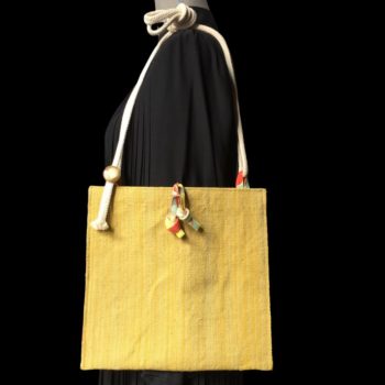 Sac bandoulière en obi japonais et tissu vintage. Au recto le sac présente une toile vintage en coton ou lin, au tissage rustique, une ancienne ceinture de kimono (obi) japonaise. Exemplaire 2, recto face A.