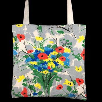 Totebag fleuri, à dessin de fleurs stylisées. Au recto le sac présente une toile de coton texturé (barkcloth), un imprimé de bouquets de fleurs stylisées en rouge bleu jaune vert sur fond blanc et gris.