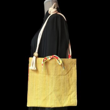 Sac bandoulière en obi japonais et tissu vintage. Au recto le sac présente une toile vintage en coton ou lin, au tissage rustique, une ancienne ceinture de kimono (obi) japonaise. Exemplaire 3, recto face A.