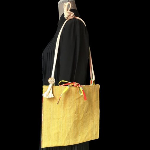 Sacoche en ceinture de kimono vintage. Au recto le sac présente une toile vintage en coton ou lin, au tissage rustique, un ancien obi japonais. Exemplaire 1, recto face A.