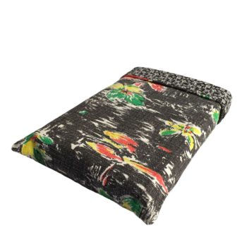 Couvre livre en tissu vintage 1950s revalorisé, fleurs stylisées en rouge, vert, jaune et blanc sur fond noir, exemplaire 1.