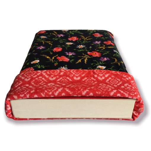 Pochette de protection pour livre en tissu, imprimé floral et tye and dye rouge.