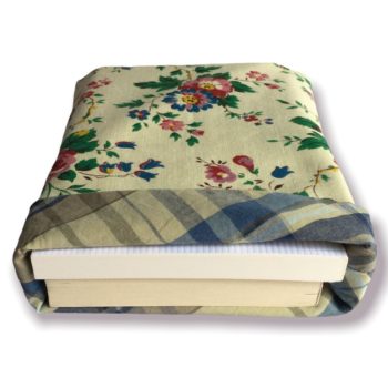 Housse à livre de poche en tissu vintage des années 1950s – 1960s signé de l’éditeur Marignan. Imprimé de fleurs en rouge rubis, rose clair, lilas, bleu et vert sur fond beige vert.