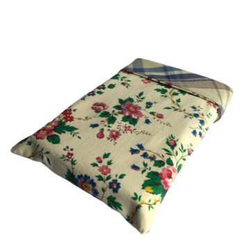 Chaussette à livre en tissu vintage des années 1950s – 1960s signé de l’éditeur Marignan. Imprimé de fleurs en rouge rubis, rose clair, lilas, bleu et vert sur fond beige vert.