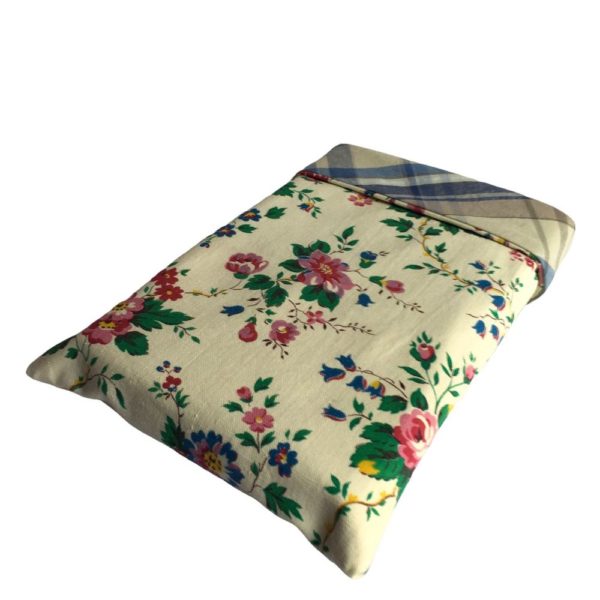 Chaussette à livre en tissu vintage des années 1950s – 1960s signé de l’éditeur Marignan. Imprimé de fleurs en rouge rubis, rose clair, lilas, bleu et vert sur fond beige vert.