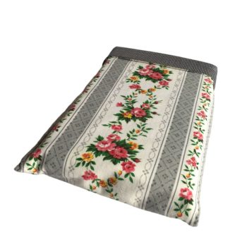 Housse à livres en tissu upcyclé, imprimé de guirlandes de fleurs disposées en bandes verticales, et doublure à motif vichy, carreaux en bleu et gris.